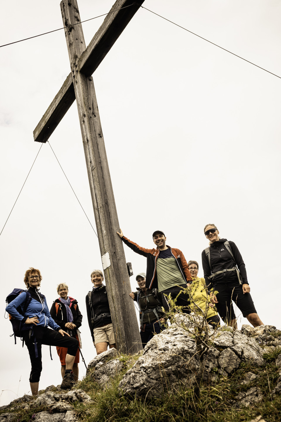 Unsere gut gelaunte Wandergruppe beim Gipfelkreuz des Erzkogels.
