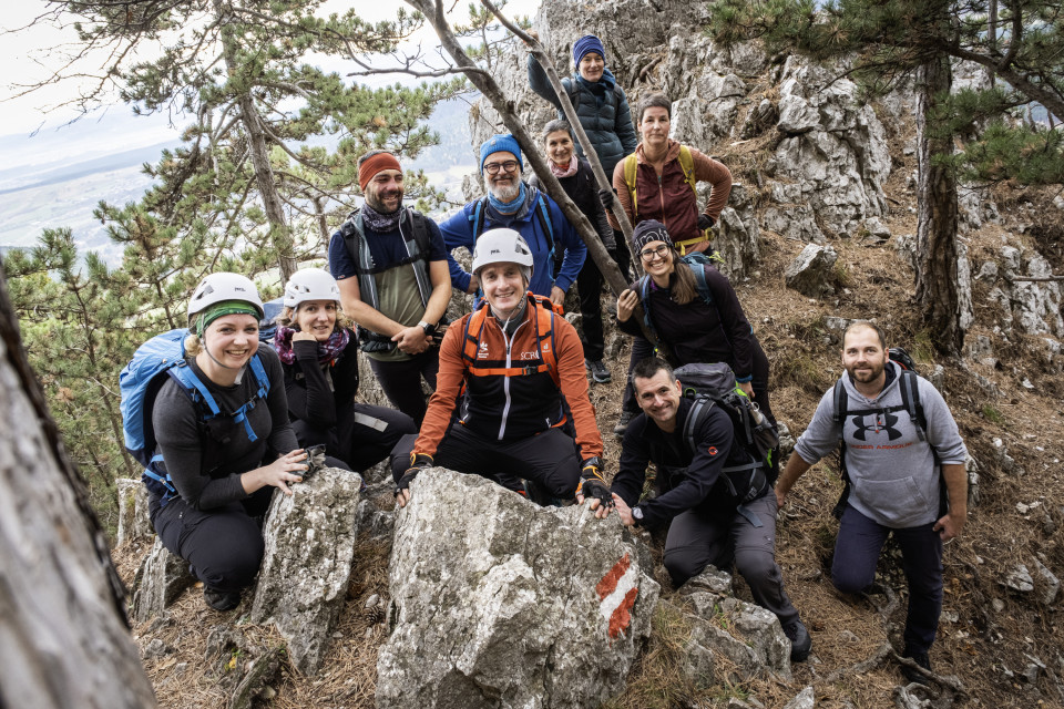 Unsere gut gelaunte Wandergruppe beim Aufstieg am Springlessteig.