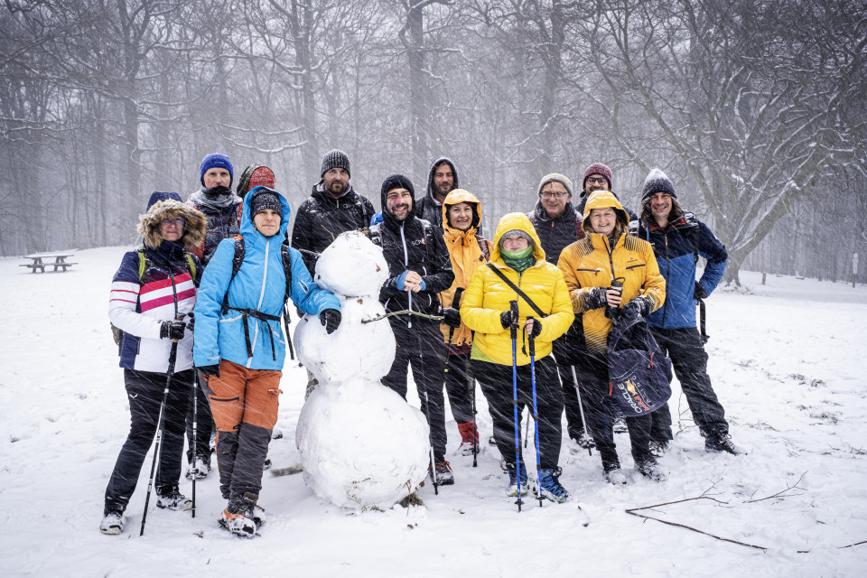 Unsere wetterfeste Wandergruppe posiert mit Scheemann bei der Jubiläumswarte.
