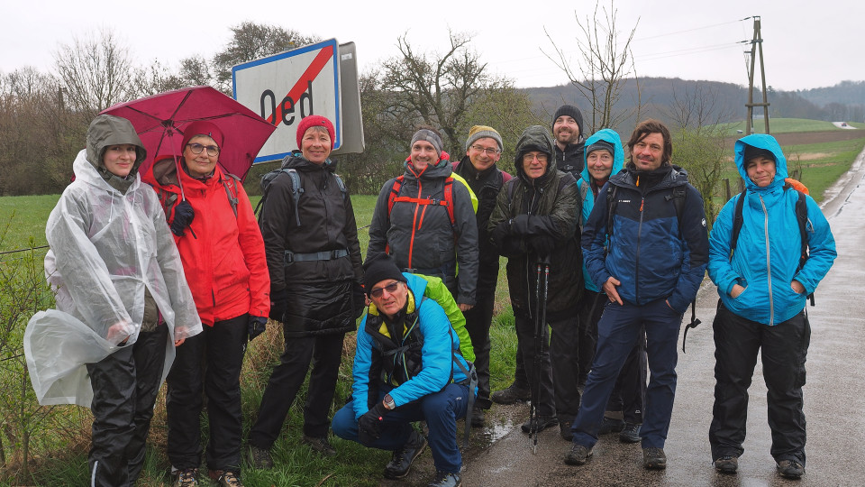 Unsere gut gelaunte Meidlinger Wandergruppe an der Ortsgrenze von Oed.