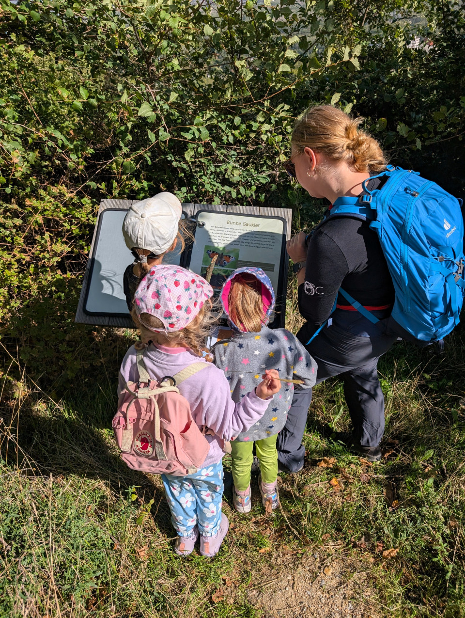 Kinder und Guide erkunden den Erlebnisweg