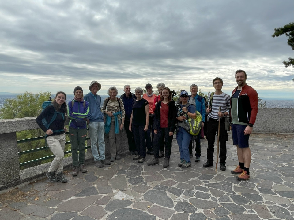 Unsere Gruppe genießt - nach dem Aufstieg über den Nasenweg - den Ausblick vom Leopoldsberg.